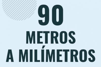 Profesor en pizarra explicando cuanto es 90 metros en milimetros o como pasar de 90 m a mm