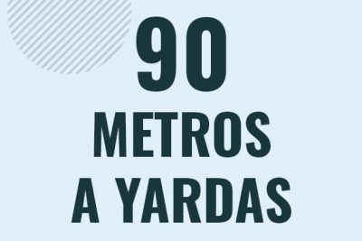 Profesor en pizarra explicando cuanto es 90 metros en yardas o como pasar de 90 m a yd