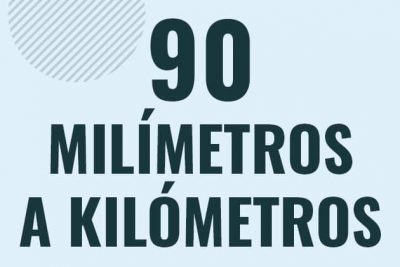 Profesor en pizarra explicando cuanto es 90 milimetros en kilometros o como pasar de 90 mm a km