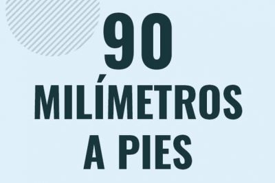 Profesor en pizarra explicando cuanto es 90 milimetros en pies o como pasar de 90 mm a ft