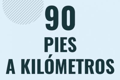Profesor en pizarra explicando cuanto es 90 pies en kilometros o como pasar de 90 ft a km