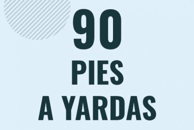 Profesor en pizarra explicando cuanto es 90 pies en yardas o como pasar de 90 ft a yd