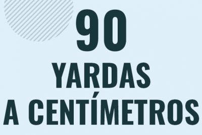Profesor en pizarra explicando cuanto es 90 yardas en centimetros o como pasar de 90 yd a cm