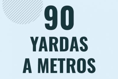 Profesor en pizarra explicando cuanto es 90 yardas en metros o como pasar de 90 yd a m