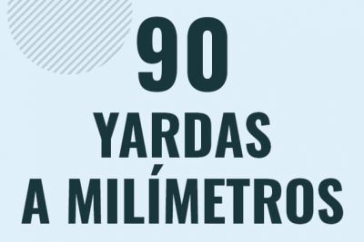 Profesor en pizarra explicando cuanto es 90 yardas en milimetros o como pasar de 90 yd a mm