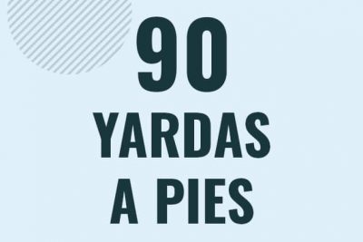Profesor en pizarra explicando cuanto es 90 yardas en pies o como pasar de 90 yd a ft