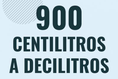 Profesor en pizarra explicando cuanto es 900 centilitros en decilitros o como pasar de 900 cl a dl