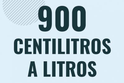 Profesor en pizarra explicando cuanto es 900 centilitros en litros o como pasar de 900 cl a l