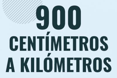 Profesor en pizarra explicando cuanto es 900 centimetros en kilometros o como pasar de 900 cm a km