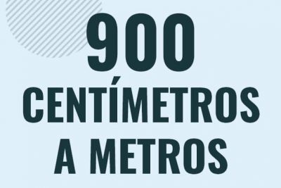 Profesor en pizarra explicando cuanto es 900 centimetros en metros o como pasar de 900 cm a m