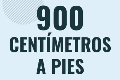 Profesor en pizarra explicando cuanto es 900 centimetros en pies o como pasar de 900 cm a ft