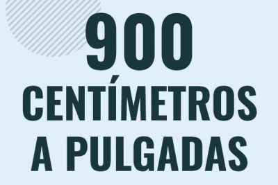Profesor en pizarra explicando cuanto es 900 centimetros en pulgadas o como pasar de 900 cm a in