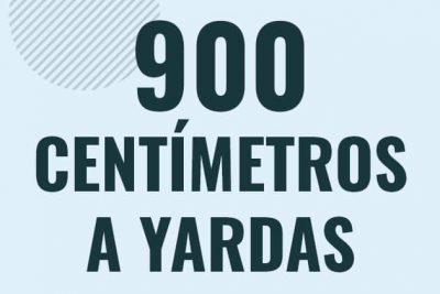 Profesor en pizarra explicando cuanto es 900 centimetros en yardas o como pasar de 900 cm a yd