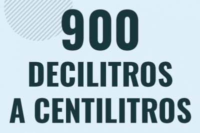 Profesor en pizarra explicando cuanto es 900 decilitros en centilitros o como pasar de 900 dl a cl