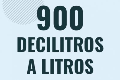 Profesor en pizarra explicando cuanto es 900 decilitros en litros o como pasar de 900 dl a l
