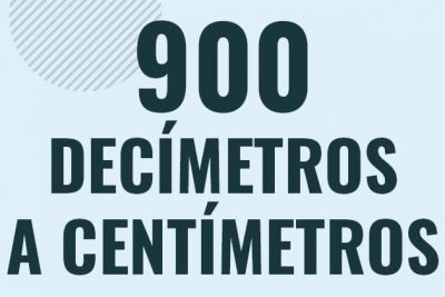 Profesor en pizarra explicando cuanto es 900 decimetros en centimetros o como pasar de 900 dm a cm