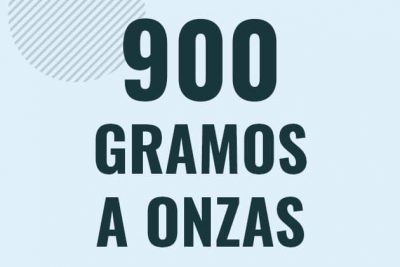 Profesor en pizarra explicando cuanto es 900 gramos en onzas o como pasar de 900 g a oz
