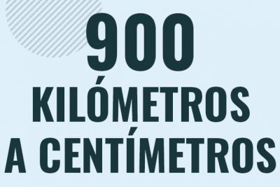 Profesor en pizarra explicando cuanto es 900 kilometros en centimetros o como pasar de 900 km a cm