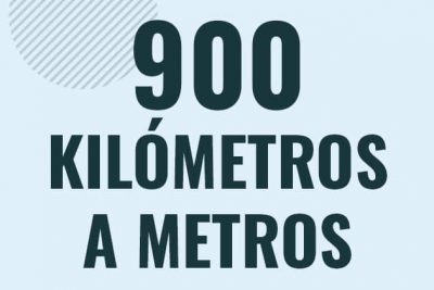 Profesor en pizarra explicando cuanto es 900 kilometros en metros o como pasar de 900 km a m