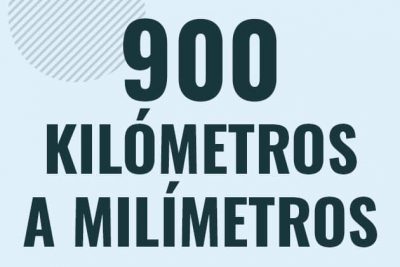 Profesor en pizarra explicando cuanto es 900 kilometros en milimetros o como pasar de 900 km a mm