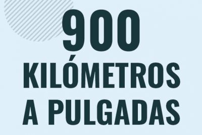 Profesor en pizarra explicando cuanto es 900 kilometros en pulgadas o como pasar de 900 km a in