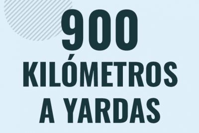 Profesor en pizarra explicando cuanto es 900 kilometros en yardas o como pasar de 900 km a yd