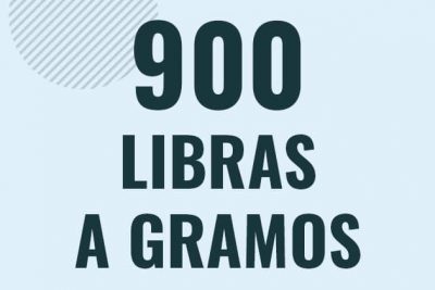 Profesor en pizarra explicando cuanto es 900 libras en gramos o como pasar de 900 lb a g