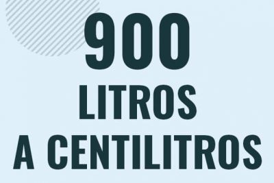 Profesor en pizarra explicando cuanto es 900 litros en centilitros o como pasar de 900 l a cl