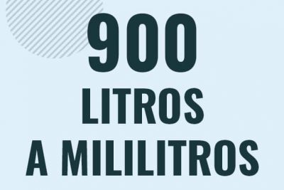 Profesor en pizarra explicando cuanto es 900 litros en mililitros o como pasar de 900 l a ml