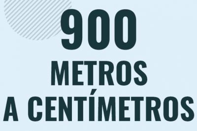 Profesor en pizarra explicando cuanto es 900 metros en centimetros o como pasar de 900 m a cm