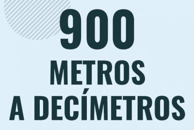 Profesor en pizarra explicando cuanto es 900 metros en decimetros o como pasar de 900 m a dm