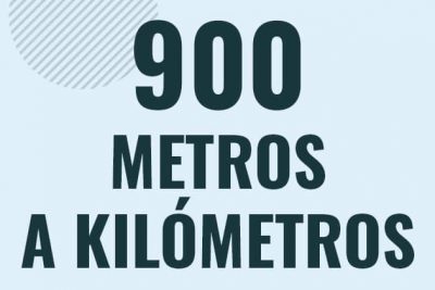 Profesor en pizarra explicando cuanto es 900 metros en kilometros o como pasar de 900 m a km