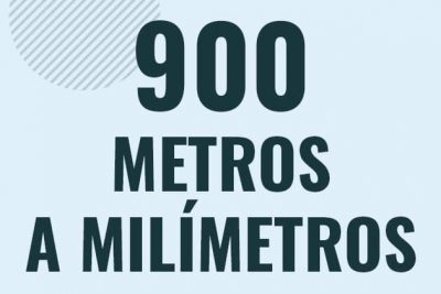 Profesor en pizarra explicando cuanto es 900 metros en milimetros o como pasar de 900 m a mm