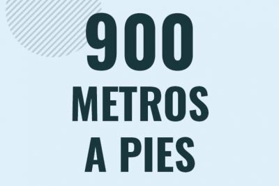 Profesor en pizarra explicando cuanto es 900 metros en pies o como pasar de 900 m a ft