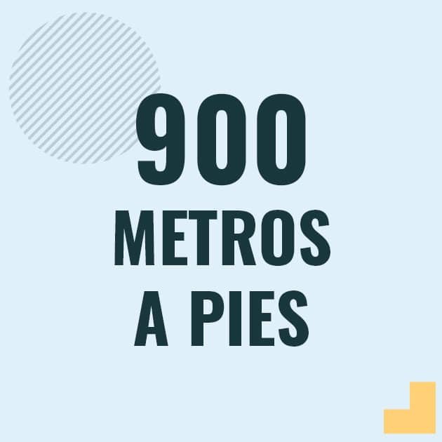 Profesor en pizarra explicando cuanto es 900 metros en pies o como pasar de 900 m a ft