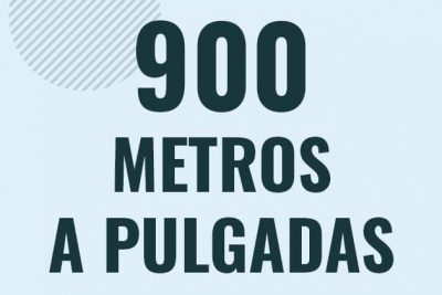 Profesor en pizarra explicando cuanto es 900 metros en pulgadas o como pasar de 900 m a in