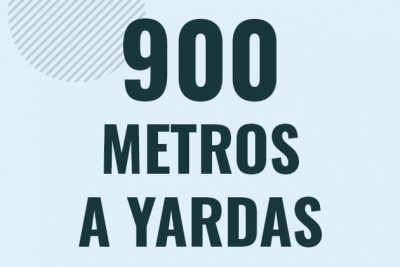 Profesor en pizarra explicando cuanto es 900 metros en yardas o como pasar de 900 m a yd