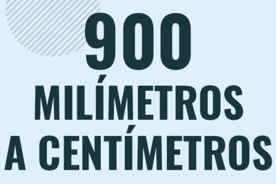 Profesor en pizarra explicando cuanto es 900 milimetros en centimetros o como pasar de 900 mm a cm
