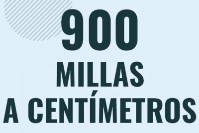Profesor en pizarra explicando cuanto es 900 millas en centimetros o como pasar de 900 mi a cm
