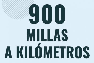 Profesor en pizarra explicando cuanto es 900 millas en kilometros o como pasar de 900 mi a km