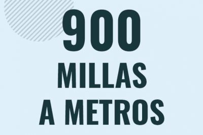 Profesor en pizarra explicando cuanto es 900 millas en metros o como pasar de 900 mi a m
