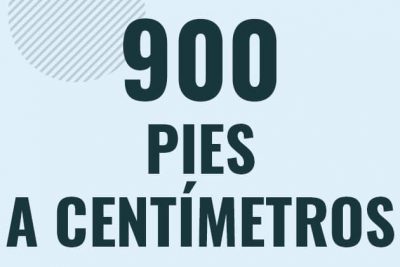 Profesor en pizarra explicando cuanto es 900 pies en centimetros o como pasar de 900 ft a cm