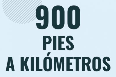 Profesor en pizarra explicando cuanto es 900 pies en kilometros o como pasar de 900 ft a km