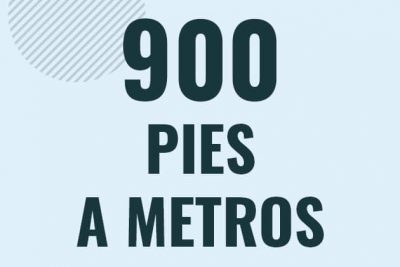 Profesor en pizarra explicando cuanto es 900 pies en metros o como pasar de 900 ft a m
