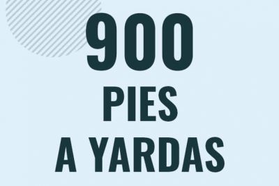 Profesor en pizarra explicando cuanto es 900 pies en yardas o como pasar de 900 ft a yd