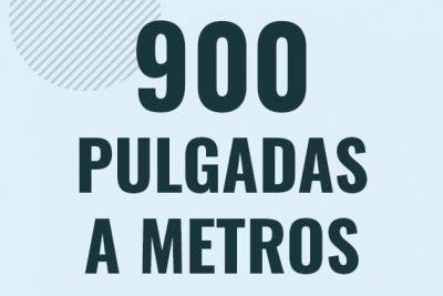 Profesor en pizarra explicando cuanto es 900 pulgadas en metros o como pasar de 900 in a m