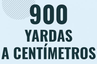 Profesor en pizarra explicando cuanto es 900 yardas en centimetros o como pasar de 900 yd a cm