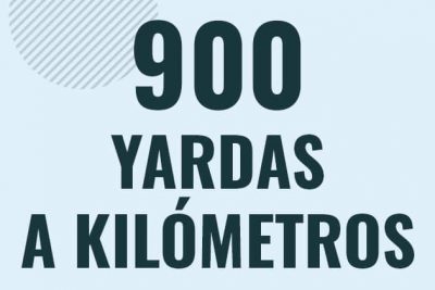 Profesor en pizarra explicando cuanto es 900 yardas en kilometros o como pasar de 900 yd a km