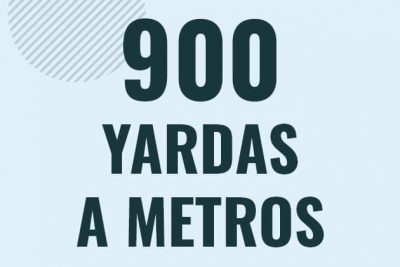 Profesor en pizarra explicando cuanto es 900 yardas en metros o como pasar de 900 yd a m