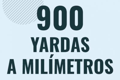 Profesor en pizarra explicando cuanto es 900 yardas en milimetros o como pasar de 900 yd a mm